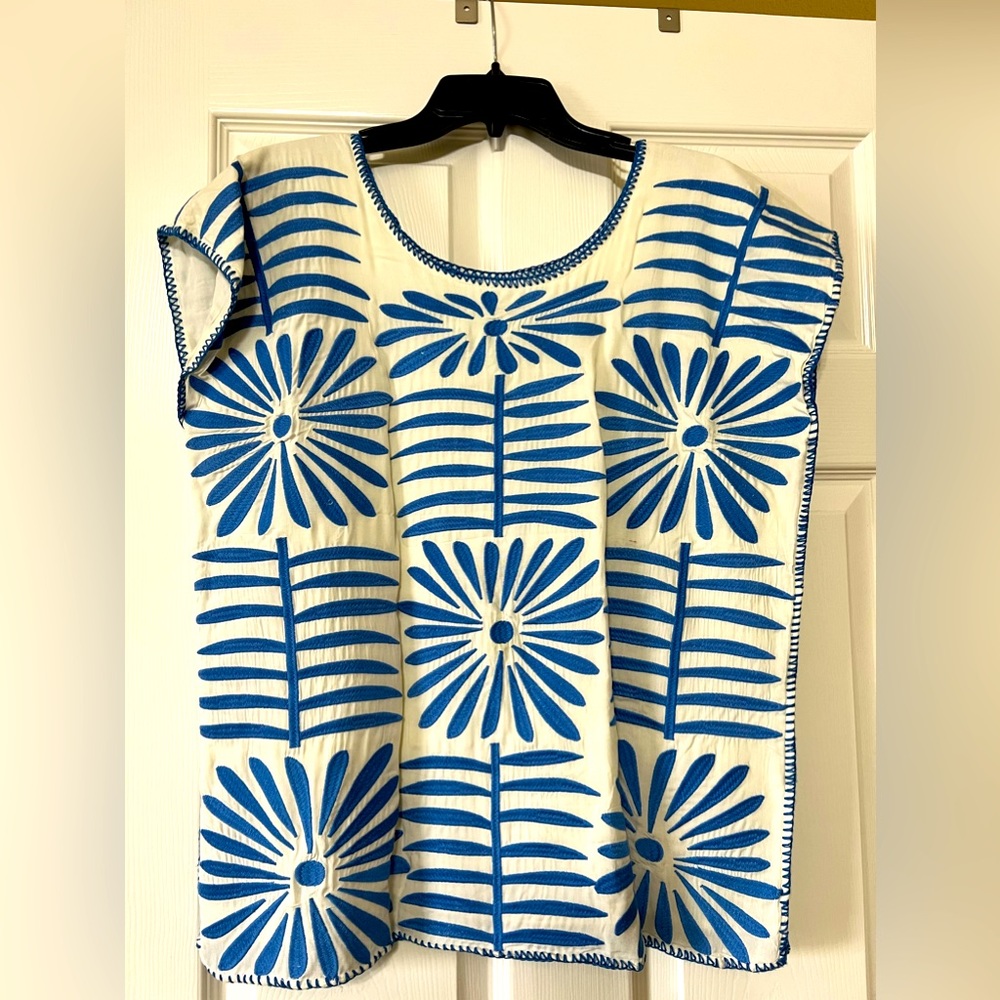 J Marie blue white embroidered short sleeve top blouse medium women’s floral